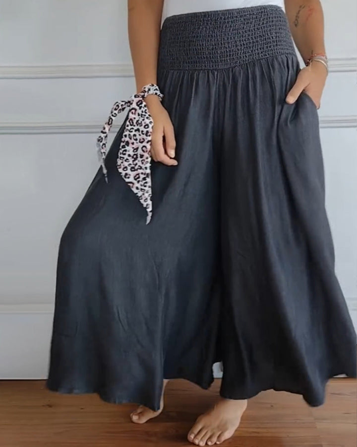 Detailaufnahme des weichen, fließenden Stoffes und des komfortablen Smockbundes einer Damen Weiten Sommerhose.