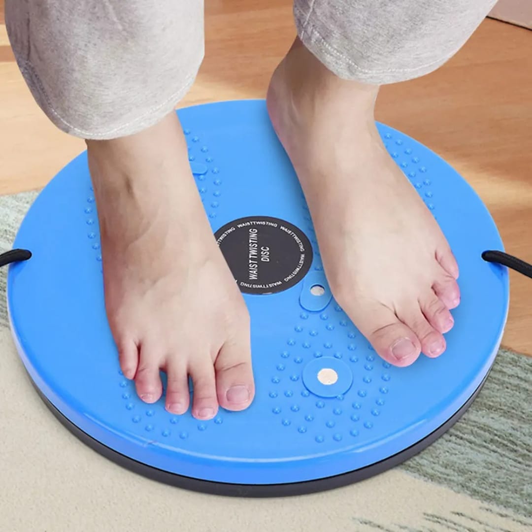Person nutzt das Fitness Twist Board für dynamische Rotationsübungen; stärkt Core & verbessert Gleichgewicht.