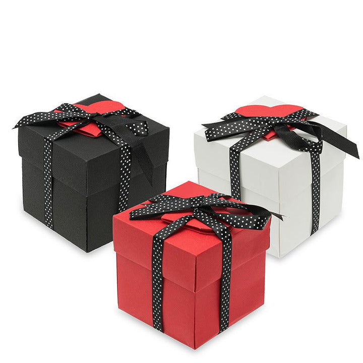 DIY Explosionsbox zum Befüllen mit Fotos, liebevolles Geschenk für besondere Momente, Rot-Schwarz-Design.