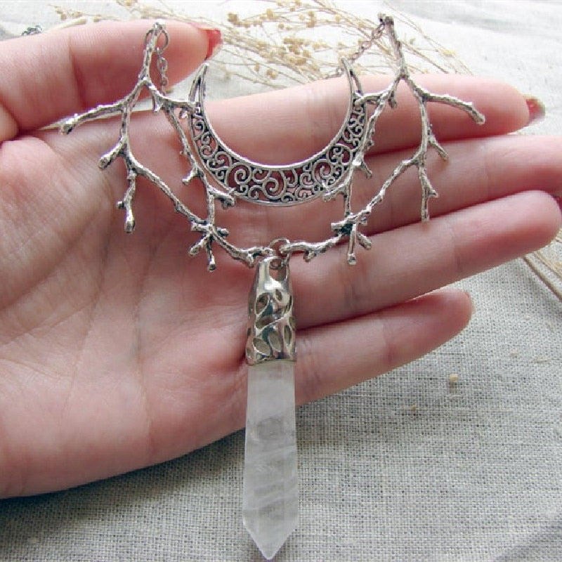 Unisex Halskette: funkelnder Kristall-Mondsichel-Anhänger mit zarten silberfarbenen Zweigen. Idealer Boho-Schmuck.