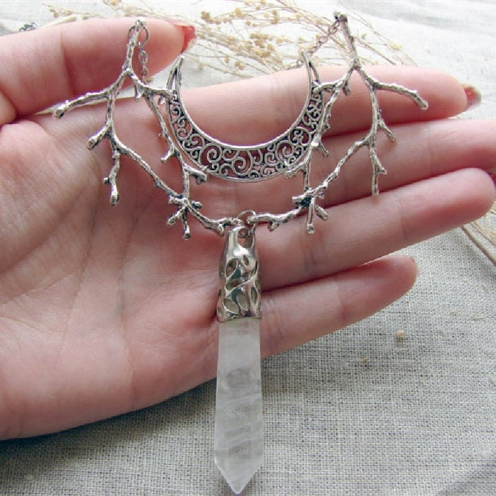 Unisex Halskette: funkelnder Kristall-Mondsichel-Anhänger mit zarten silberfarbenen Zweigen. Idealer Boho-Schmuck.