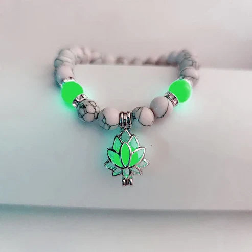Trage das Unisex Lotus Armband; es leuchtet im Dunkeln und bringt spirituellen Glanz in deinen Tag.
