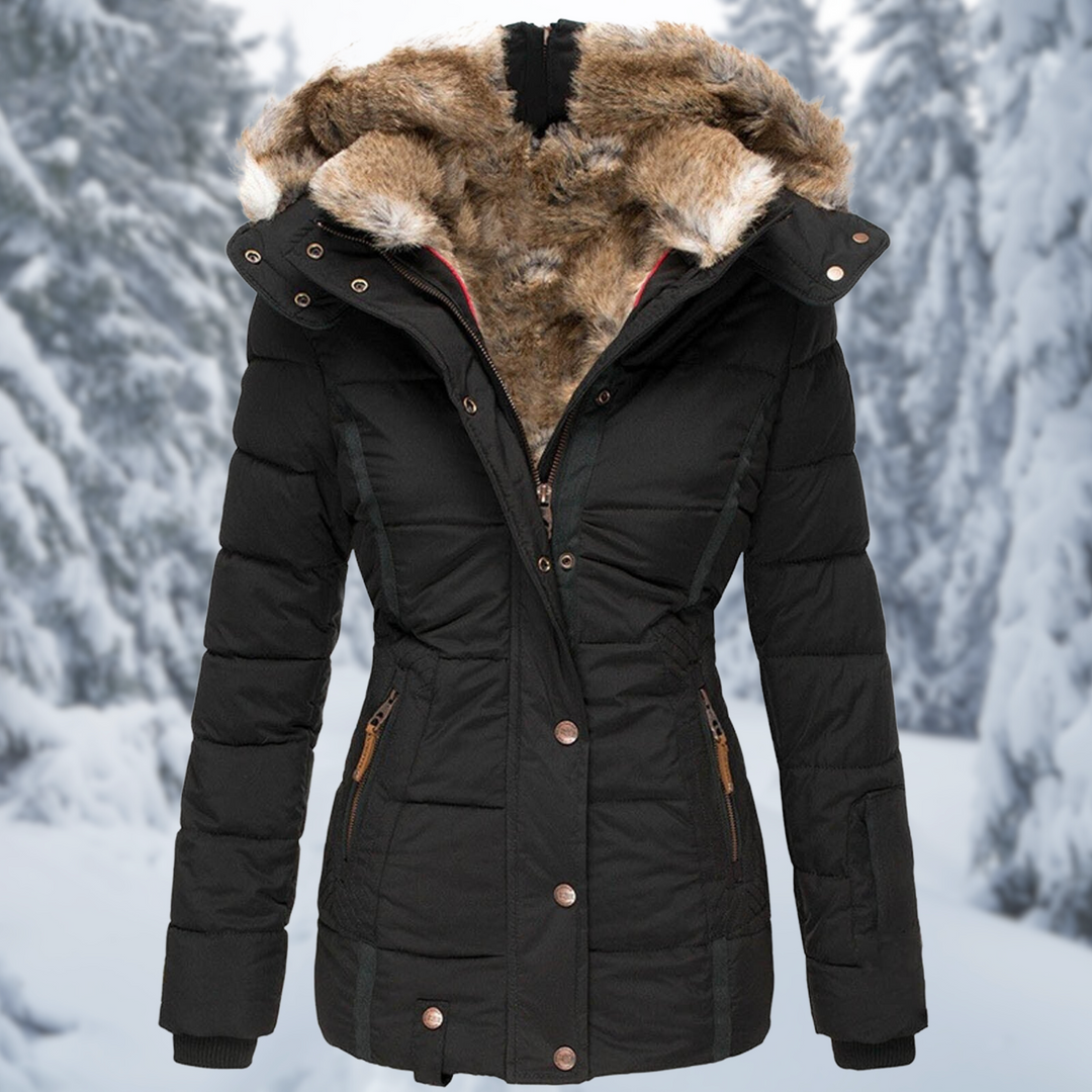 Detail der Steppung einer Damen Winterjacke mit Kapuze. Hochwertige, warme Frauen Outdoorjacke mit Wetterschutz.