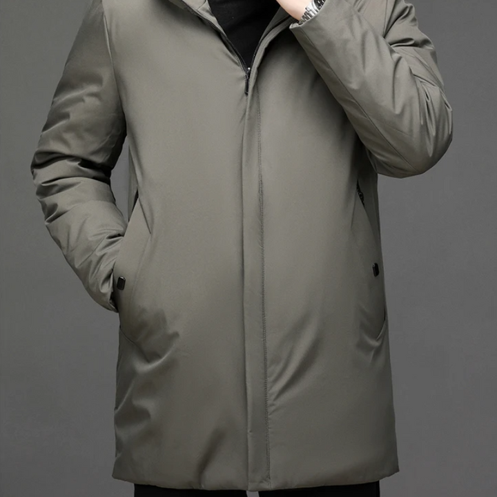 Mann trägt warmen, wasserdichten Herren Wintermantel. Ideal für Spaziergänge im Herbst & Winter, Outdoor & Freizeit-Look.