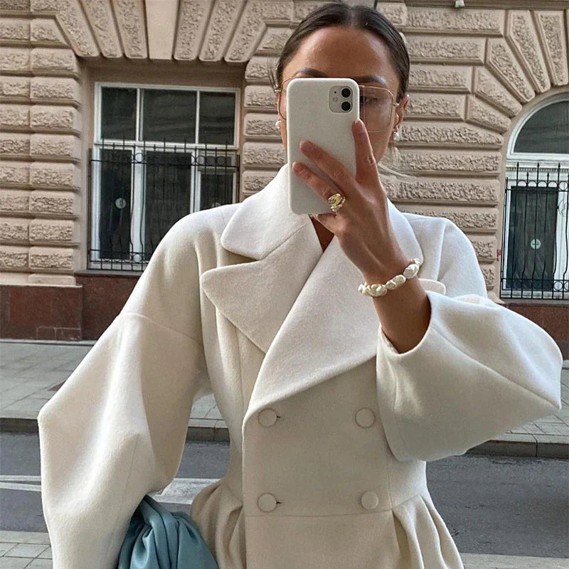 Zeitloser Damen Business-Mantel, lang und elegant, für modische Herbst-Winter-Outfits.
