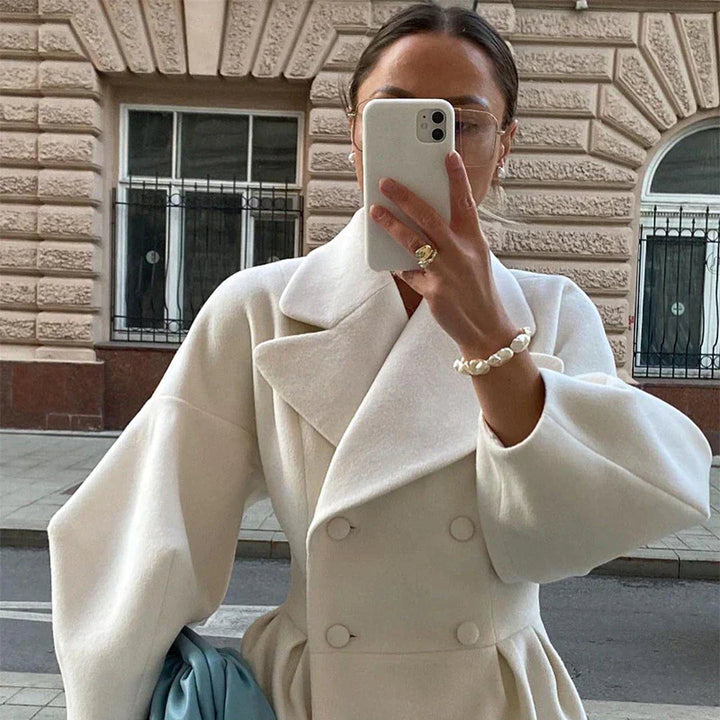 Zeitloser Damen Business-Mantel, lang und elegant, für modische Herbst-Winter-Outfits.