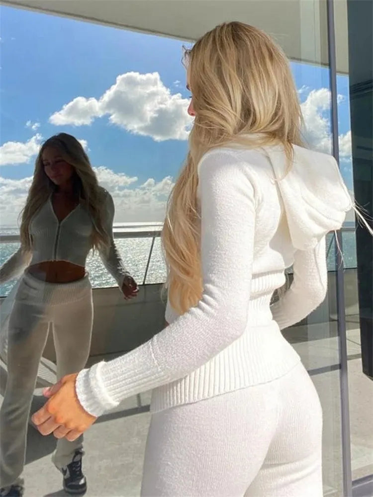 Stilvoller Loungewear Zweiteiler für Damen, gemütlicher Herbst Hausanzug in Schwarz mit weicher Haptik.