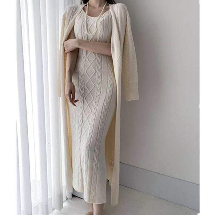 Modisches Damen Set für den Herbst: Langärmeliges Kleid & bequeme Strickjacke. Perfekt für kalte Tage.