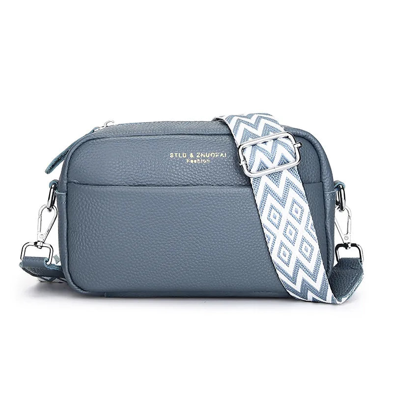 Damen Crossbody Tasche getragen, moderne Umhängetasche für einen eleganten Look.