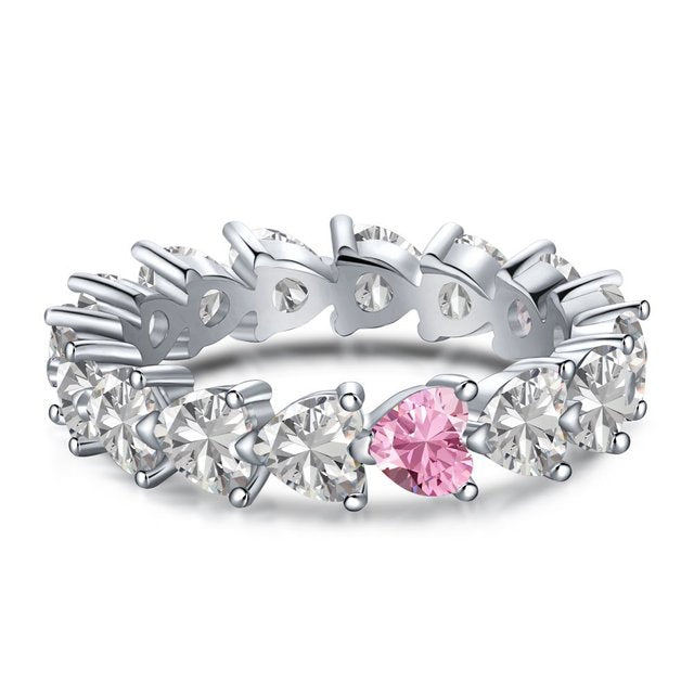 Glänzender Damen Herzring mit blauem Saphir Edelstein, verkörpert Eleganz und Stil.