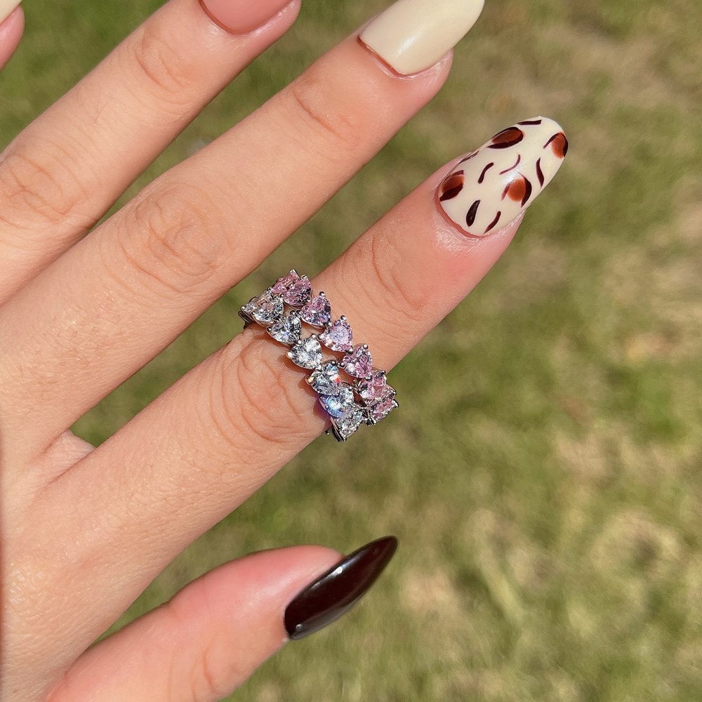 Damen Herzring aus Silber mit einem auffälligen Saphir Edelstein; modisches Accessoire.