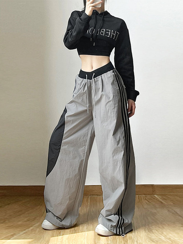Bequeme graue Damen Jogginghose im Oversized-Stil mit weitem Bein. Ideal für Casual-Looks und Sport.