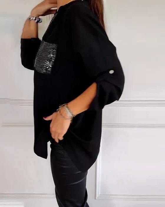 Nahaufnahme: Weißes Damen Pailletten Top mit feiner Knopfleiste. Elegant & modern.