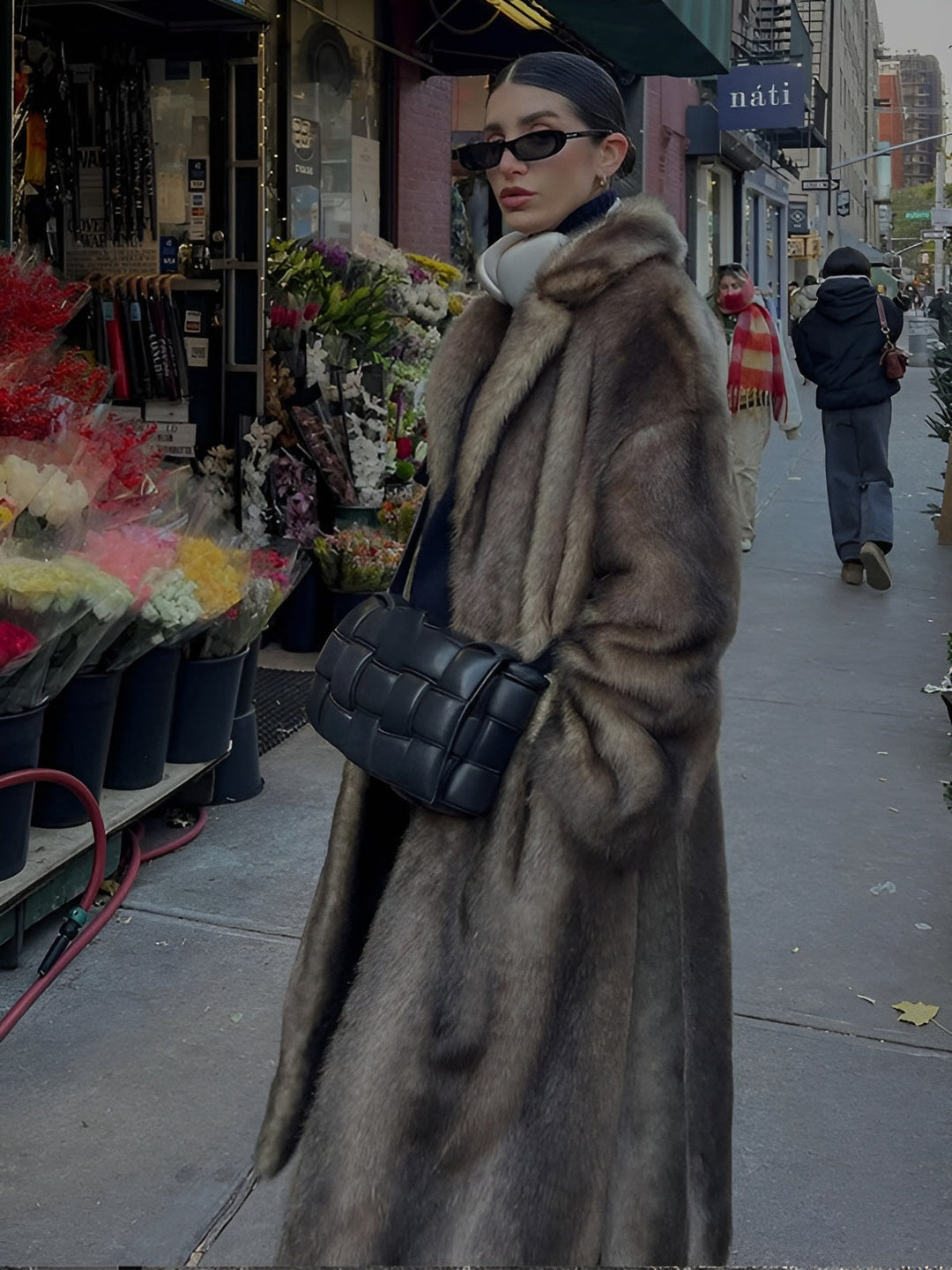 Eleganter langer Damenmantel, zeitlose Wintermode, stilvolle Jacke für den modernen Auftritt.
