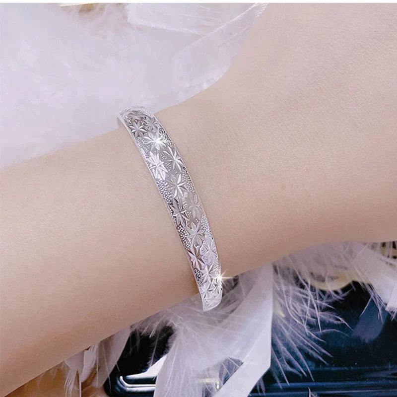 Glänzendes Stern-Damenarmband aus 925er Silber, verstellbar und elegant, ein zeitloser Schmuck.