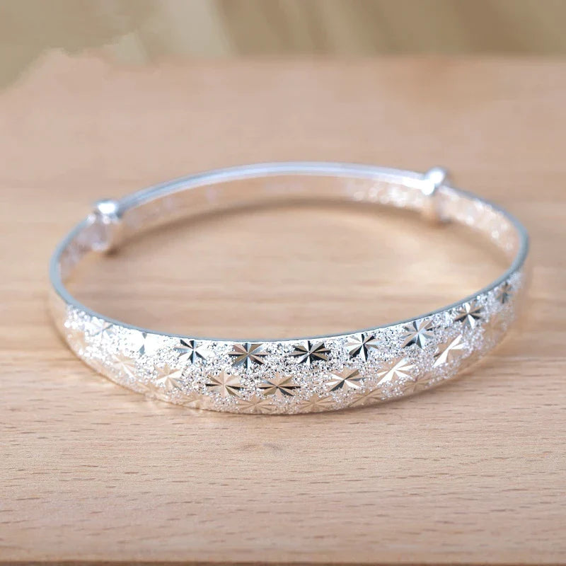 Elegantes Damen-Silberarmband mit filigranen Sternbildern, perfekt als Geschenk oder Accessoire.
