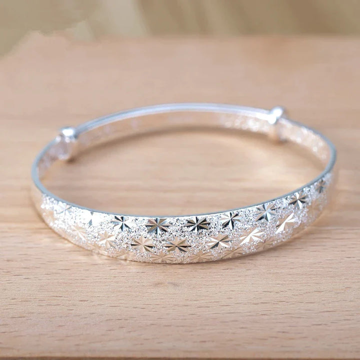 Elegantes Damen-Silberarmband mit filigranen Sternbildern, perfekt als Geschenk oder Accessoire.