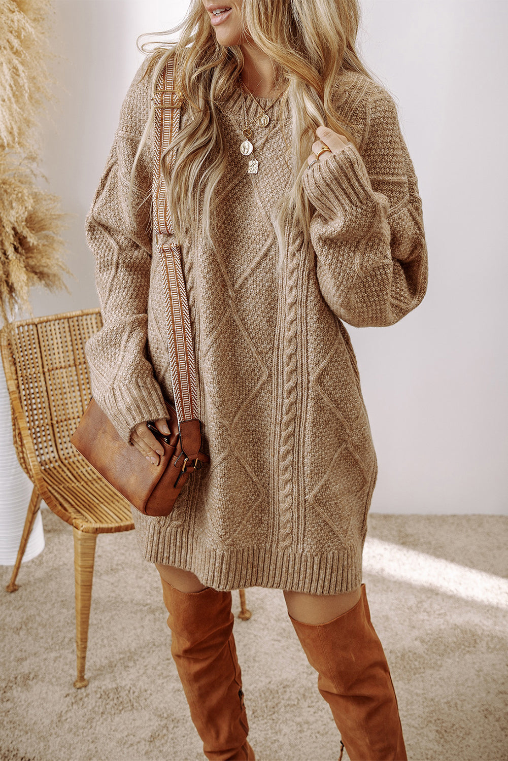 Elegantes braunes Damen Strickkleid, warm und stilvoll für die Herbst- und Wintersaison.
