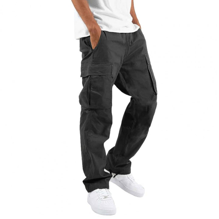Nahaufnahme der praktischen Taschen einer Herren Cargohose Regular Fit mit elastischem Bund, perfekt für Urban Outdoor.