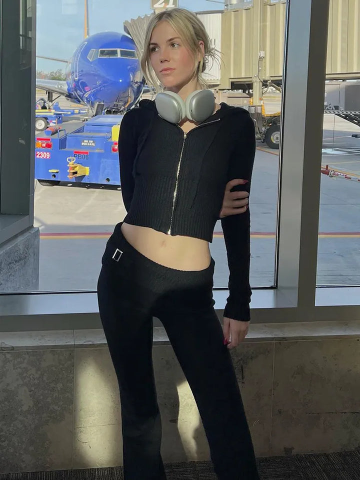 Gemütlicher Damen Loungewear, stilvolles Outfit-Set mit Kapuzen-Oberteil und bequemer Schlaghose.