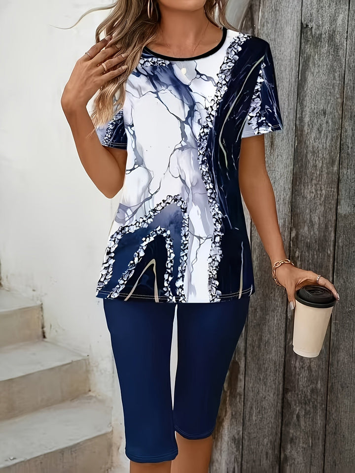 Modisches Damen Sommer Zweiteiler Outfit: bedrucktes T-Shirt und Capri-Leggings für stilvolle Freizeitmode.