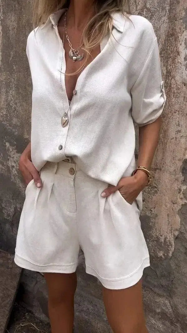 Luftiges Damen Sommer Set: Kurzarm Hemd & bequeme Shorts, ideal für Freizeit & Urlaub.