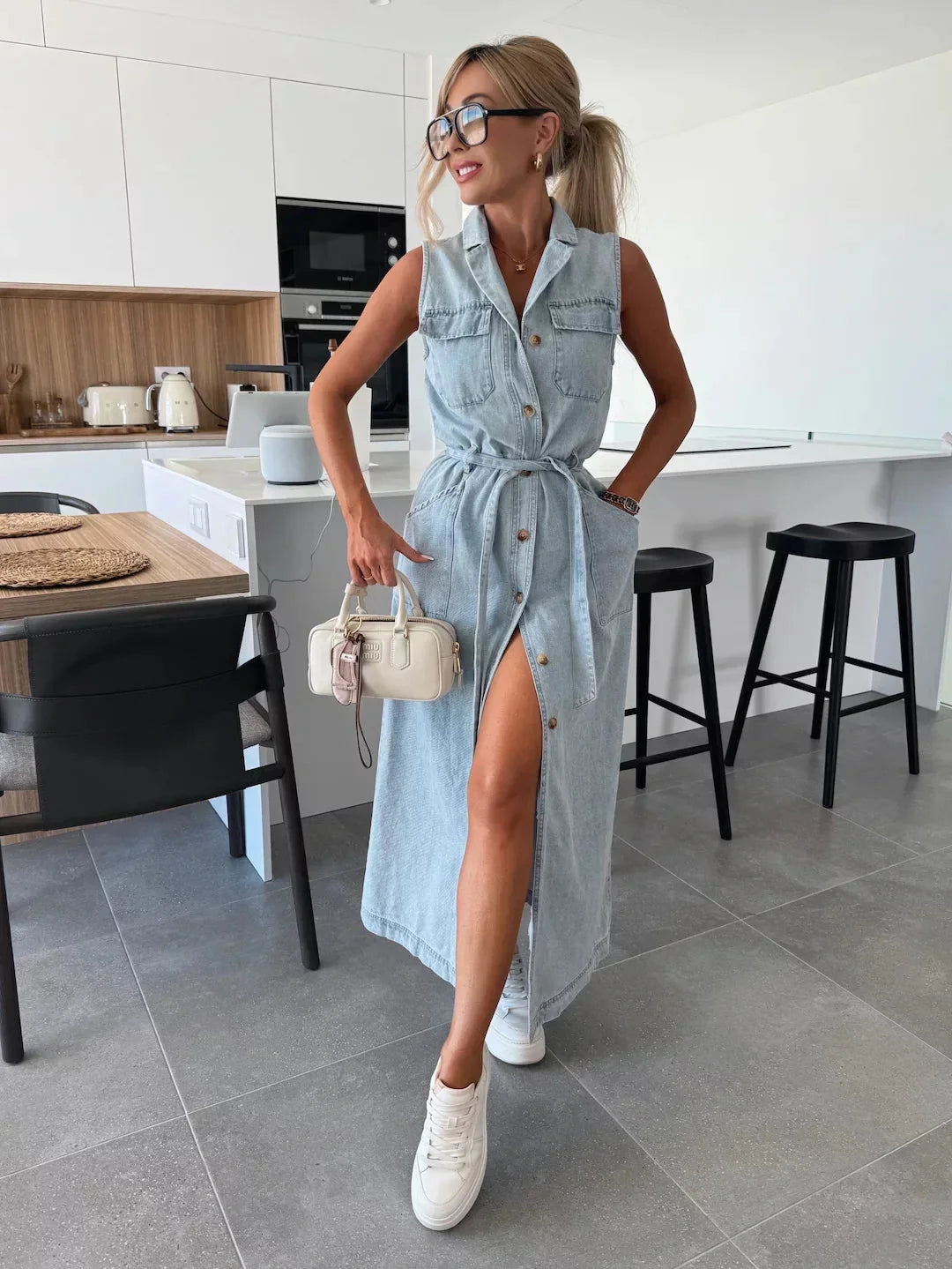 Elegantes Damen Midi Kleid im sommerlichen Denim-Look, ärmellos, mit Knopfleiste und Bindegürtel.
