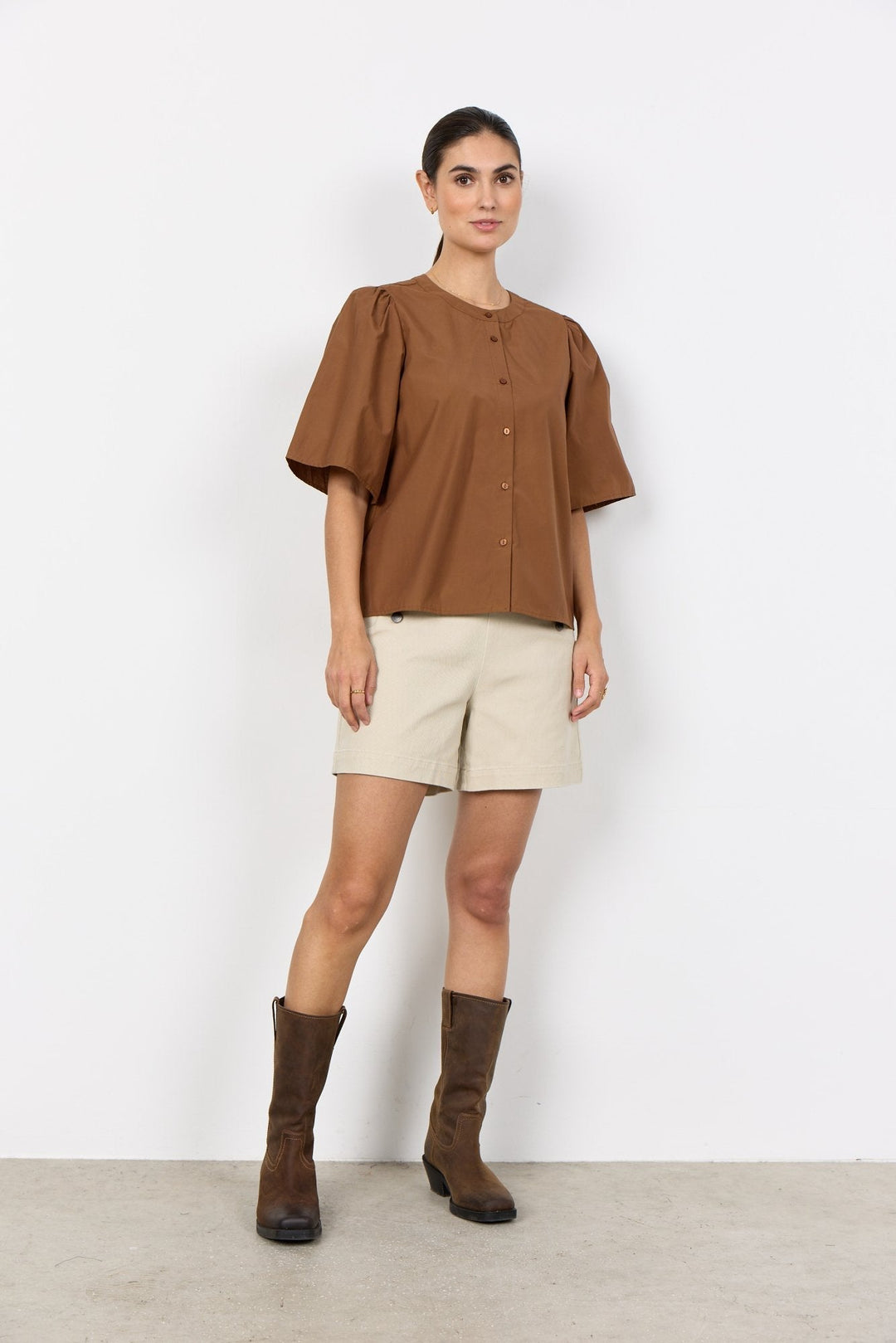 Schicke Damenbluse mit kurzen Ärmeln und klassischem Rundkragen. Ideale Knopfbluse für Büro und modische Looks.