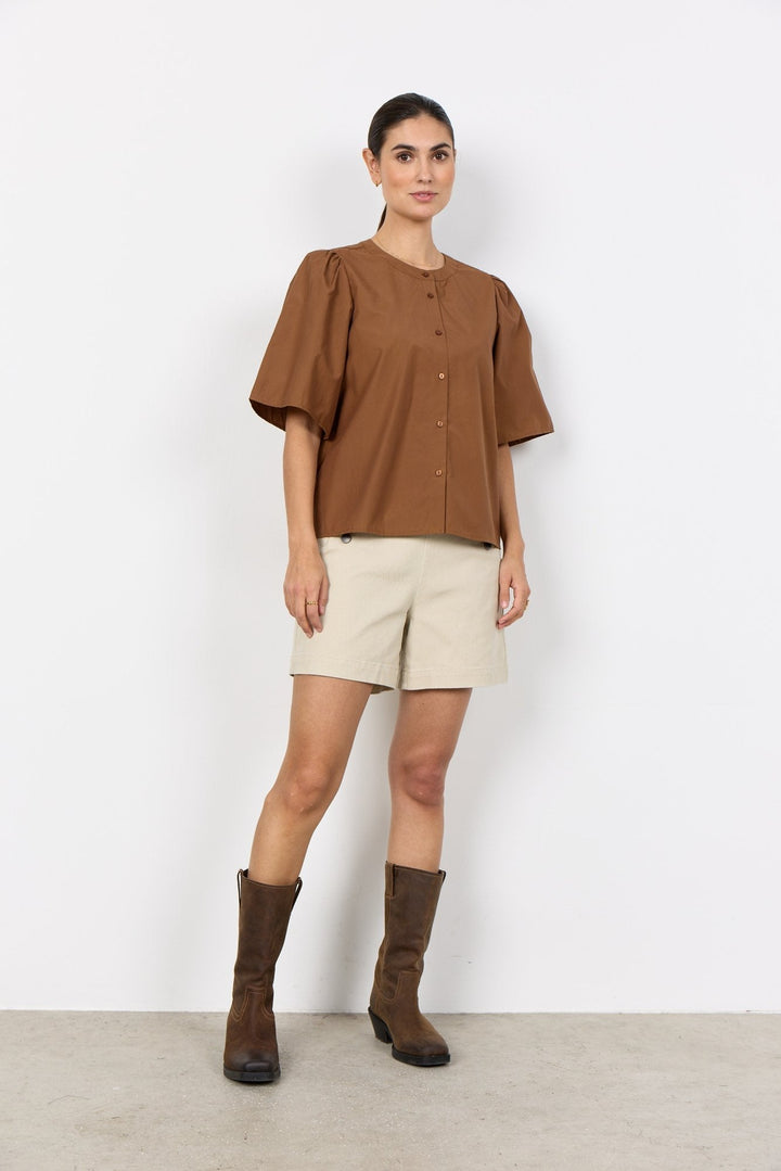 Schicke Damenbluse mit kurzen Ärmeln und klassischem Rundkragen. Ideale Knopfbluse für Büro und modische Looks.