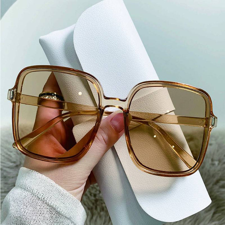 Damen Quadratische Sonnenbrille mit UV400 Schutz. Stilvolles Mode Accessoire für Sommer und Outdoor.