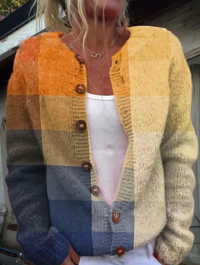 Dame trägt eleganten Strick Cardigan im Büro-Look. Warme Damenstrickjacke, vielseitig für Herbst & Wintermode.