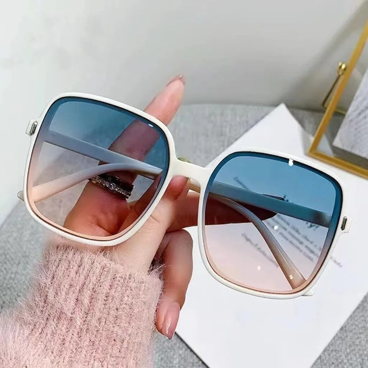 Stilvolle quadratische Damen Sonnenbrille mit UV400 Schutz. Must-have für modebewusste Frauen.