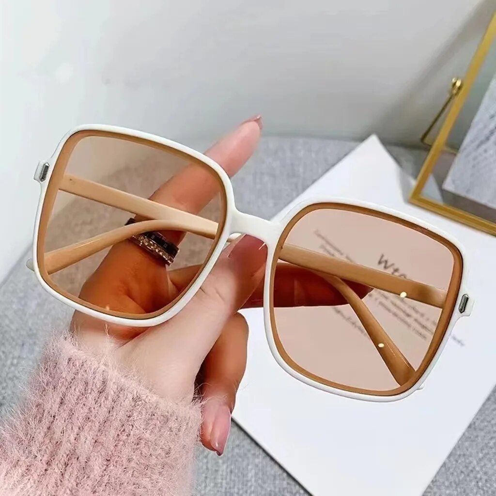 Vintage-inspirierte Damen Sonnenbrille quadratisch, mit zuverlässigem UV400 Schutz. Perfekt für den Strand.