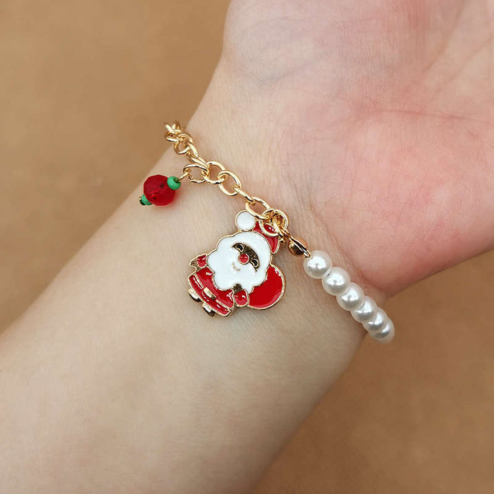 Stilvolles Damen Charm Perlenarmband mit weihnachtlichen Motiven. Glänzender Winter Accessoire.