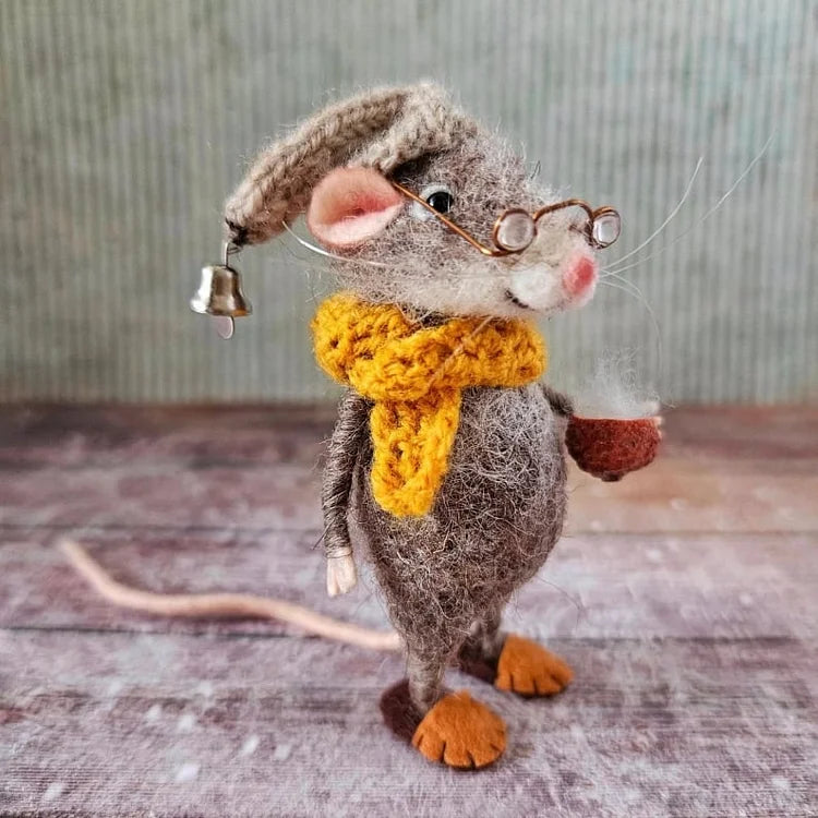 Süße Nadelfilz Maus von WhiskerWool, handgefertigt, ideal als liebevolles Geschenk oder Deko-Unikat.