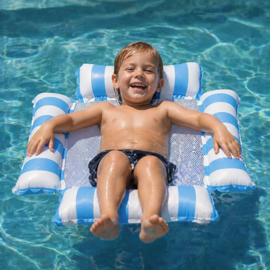 Kind lacht auf aufblasbarem Poolsitz; robuste Wasserhängematte für unbeschwertes Schwimmen.
