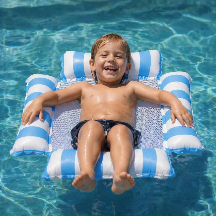 Kind lacht auf aufblasbarem Poolsitz; robuste Wasserhängematte für unbeschwertes Schwimmen.