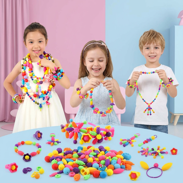 Kinder basteln fantasievollen Schmuck mit bunten Stecksteinen.