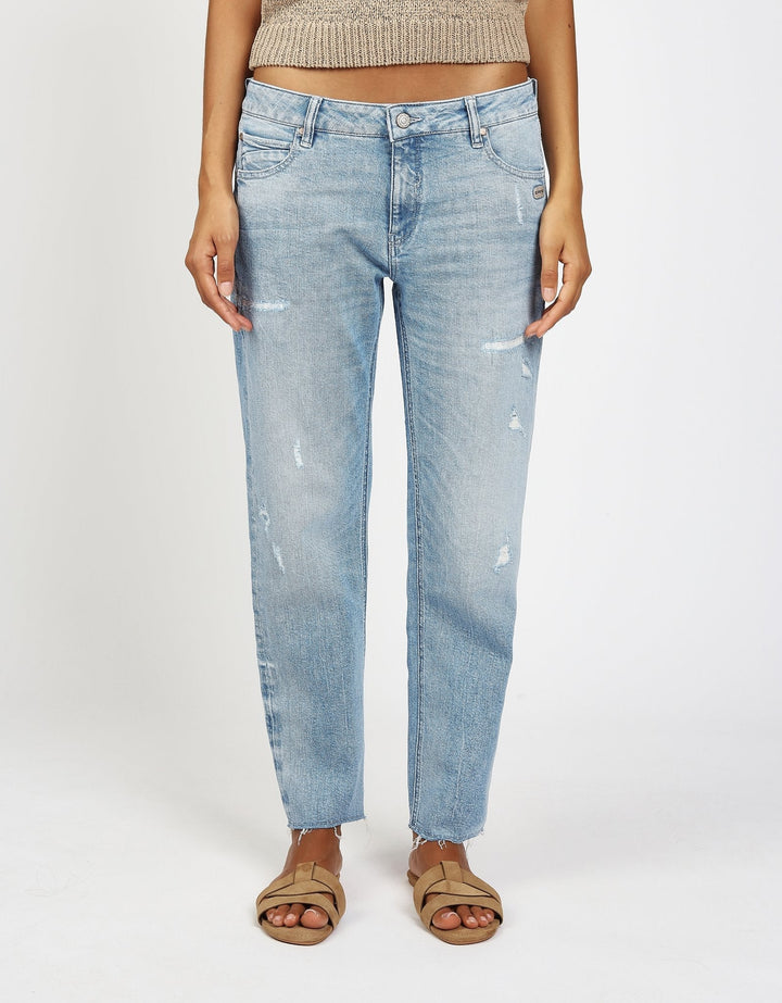 Lässige Damen Boyfriend Jeans mit Destroyed Look, Mid-Waist & Cropped Länge. Perfekt für Freizeit.