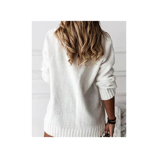 Detailaufnahme eines beigen Damen V-Ausschnitt Strickpullovers, zeigt feine Stricktextur.