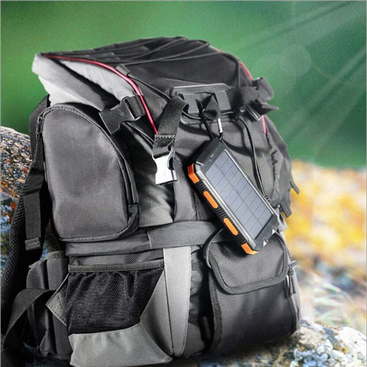 Wanderer lädt Handy mit wasserdichter Solare Powerbank 10.000 mAh im Freien, Notstrom sicher.