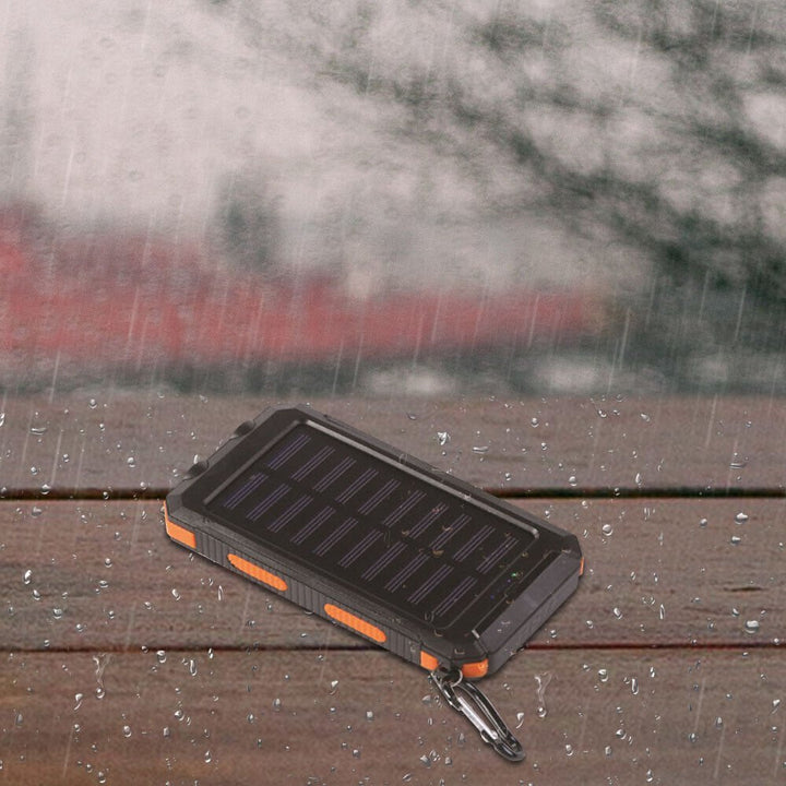 Detailansicht: Robuste 10.000 mAh Outdoor Solare Powerbank mit Ladeports, wasserdicht.