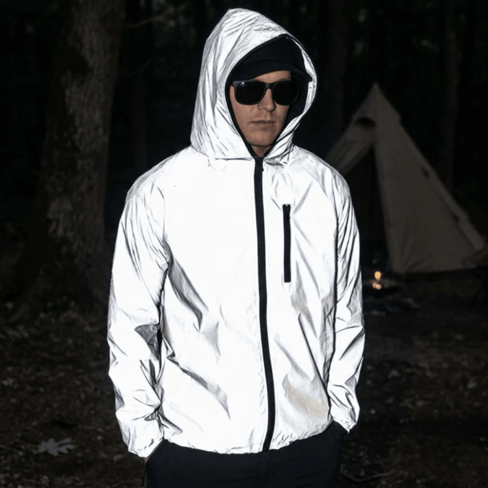Stylische graue Herren Regenjacke, reflektierend, wasserdicht & winddicht für Pendler und Sportler.