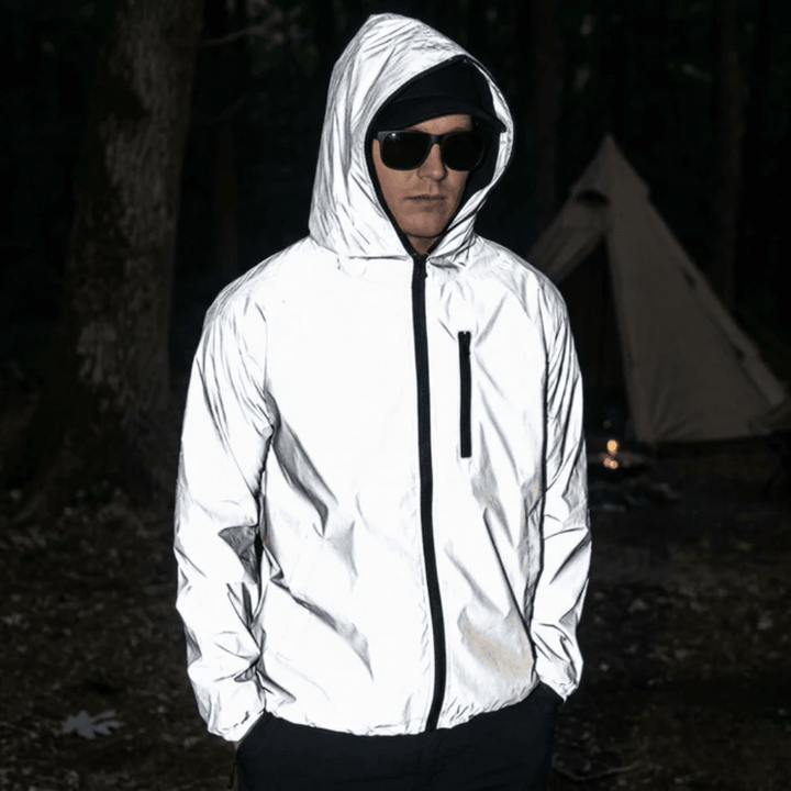 Stylische graue Herren Regenjacke, reflektierend, wasserdicht & winddicht für Pendler und Sportler.
