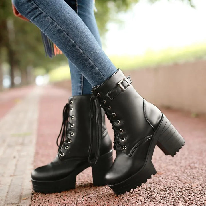 Bequeme Damen Schnürstiefel Luna mit robuster Profilsohle. Ideale Damenschuhe für kalte Tage und einen edgy Look.