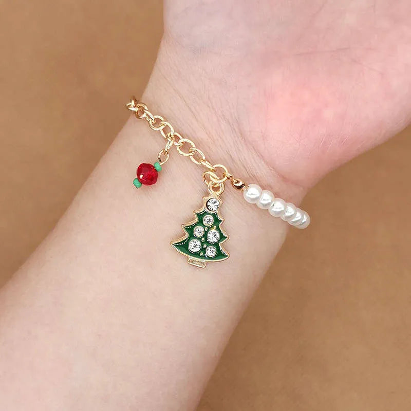 Damen Weihnachts Charm Perlenarmband mit Schneeflocken & festlichen Anhängern. Winterlicher Damenschmuck.