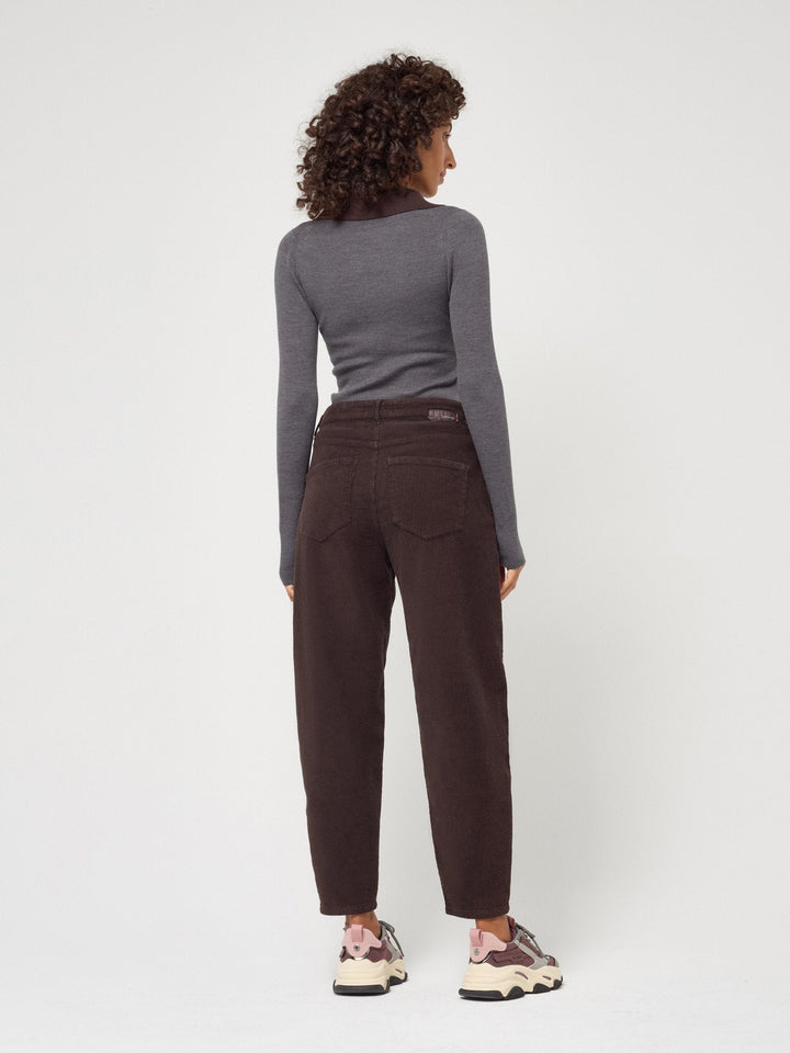 Frau trägt lässige Damen Balloon Fit Hose, hohe Leibhöhe, verkürztes Bein, perfekt für bequemen Freizeit-Look.
