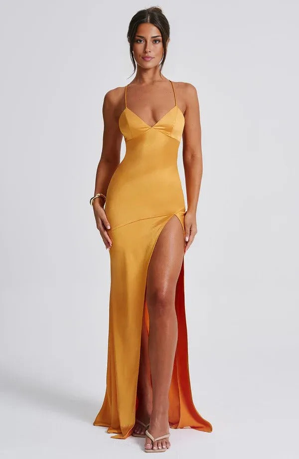 Schickes Damen Maxikleid, fließend, mit tiefem V-Ausschnitt und rückenfreiem Detail, perfekt für Cocktailpartys.