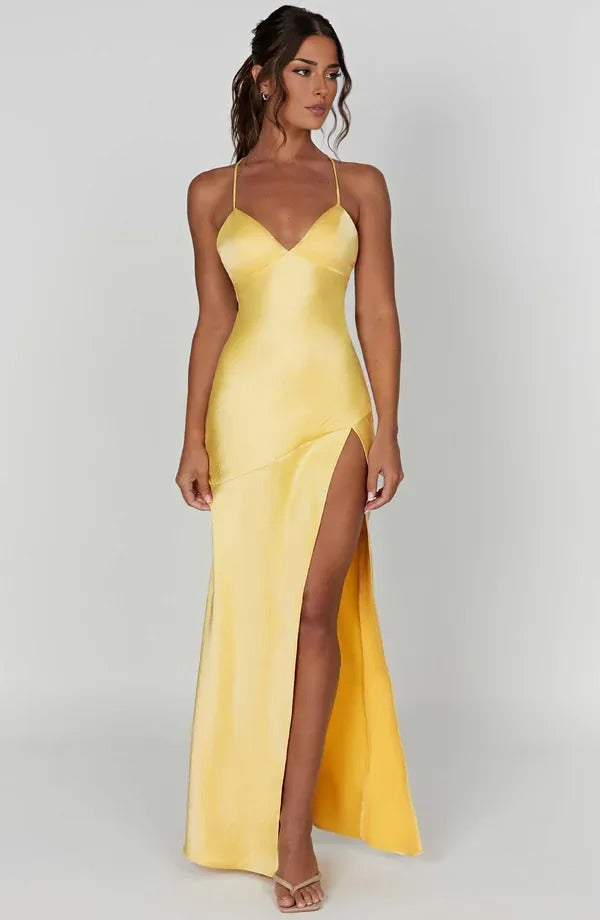 Edles Damenabendkleid, figurbetont, mit V-Ausschnitt und hohem Schlitz, sehr modisch und festlich.