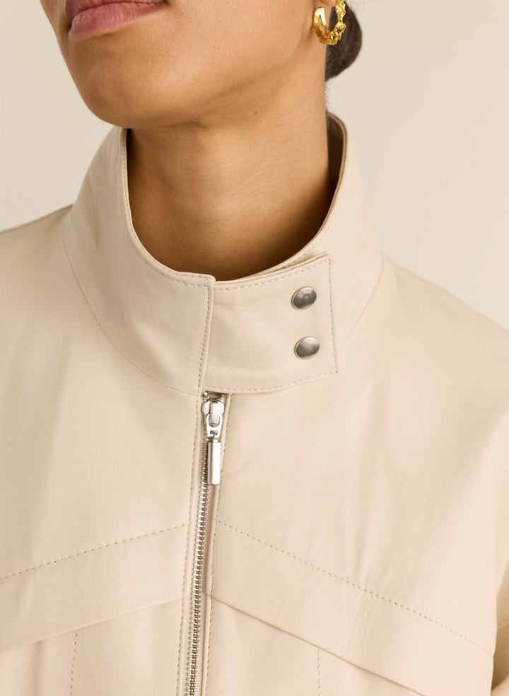 Lässige kalkweiße Damen Übergangsjacke im Bomberstil. Modische Oberbekleidung mit Stehkragen & Reißverschluss.